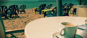 Strand och sol, byggnad bakom vattnet