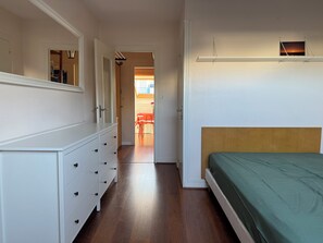 2 chambres, fer et planche à repasser, draps fournis