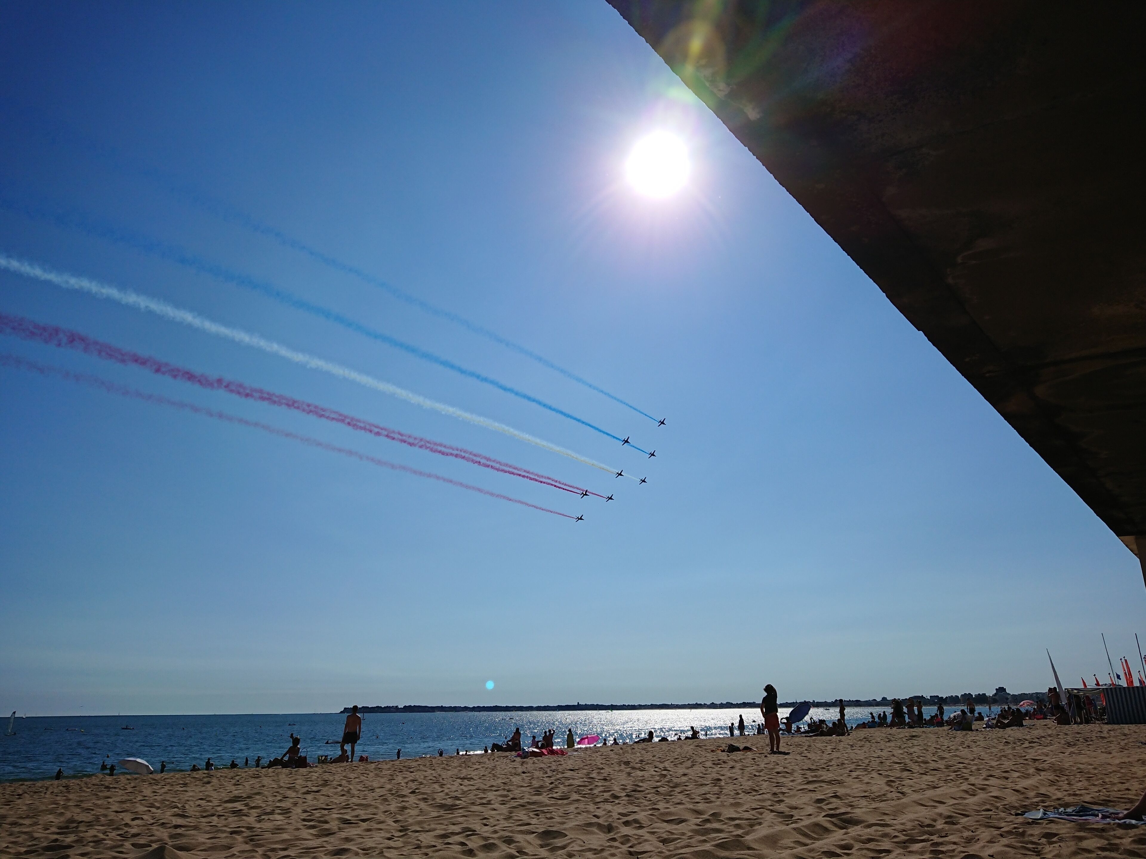 Una platja amb cel serè i un capvespre.