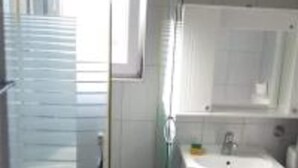 Basic Apartment | Bathroom | Shower, hair dryer - Laura Apartments (Kamenari)