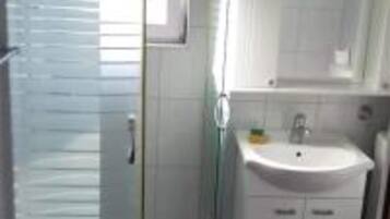 Căn hộ cơ bản | Phòng tắm | Buồng tắm vòi sen, máy sấy tóc