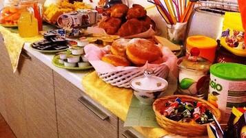 Colazione a buffet, servita tutte le mattine (5 EUR a persona)