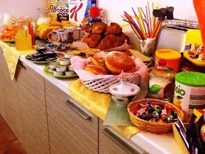 Desayuno buffet (EUR 5 por persona) 