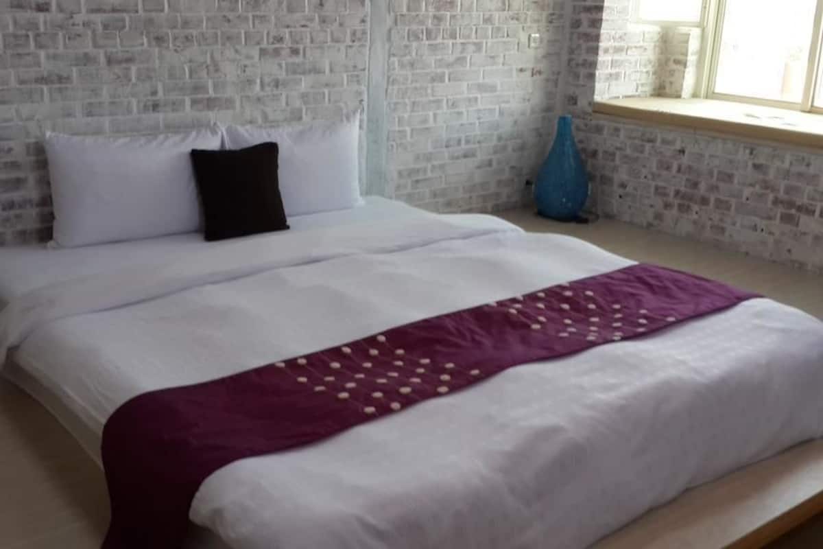 Comfort Double Room | Desk, free WiFi, bed sheets