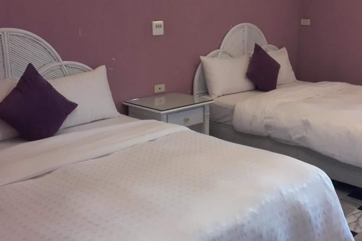 Family Quadruple Room | Desk, free WiFi, bed sheets