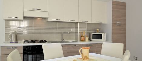 Een koelkast, een microgolfoven, een oven, een kookplaat