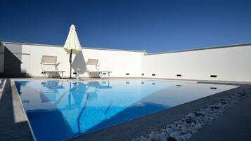 Utendørsbasseng og solsenger