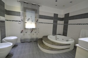 Bathtub, hair dryer, bidet, towels - Villa Bianca (villa superiore)  with private pool (Alcamo)
