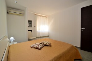 4 عدّة غرف نوم ومكواة/لوح كي وخدمة الإنترنت وملاءات أسرّة