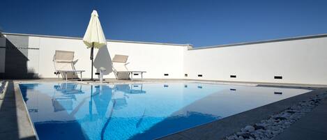 Piscina all'aperto, lettini