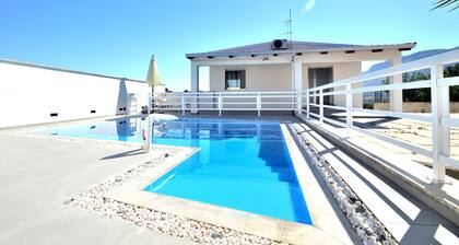 Villa Bianca (villa superiore) with private pool