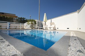 Piscine extérieure, chaises longues