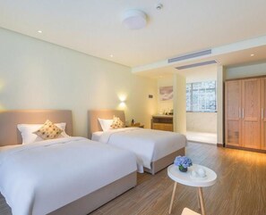 Habitación superior con 2 camas individuales | Cortinas blackout, wifi gratis y ropa de cama 