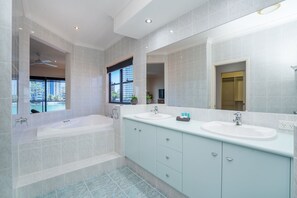 Appartement Duplex, 4 chambres, non-fumeurs | Salle de bain | Baignoire et douche séparées, baignoire à jets, sèche-cheveux