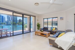 Duplex, 4 quartos, para não fumantes | Área de estar | TV de plasma
