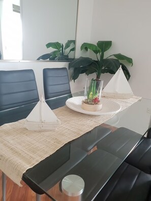 Apartamento, 2 quartos, para não fumantes | Opções para refeição no quarto