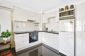 Apartment, 2 Bedrooms, Non Smoking | Private kitchen