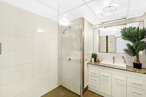 Apartment, 2 Bedrooms, Non Smoking | Bathroom