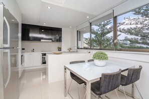Dining room - Grand, Bright, Modern Home (Surfers Paradise)