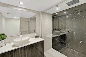 Apartamento, 2 quartos, para não fumantes | Banheiro | Chuveiro, secador de cabelo, toalhas de banho, sabonete