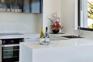 Private kitchen - Grand, Bright, Modern Home (Surfers Paradise)
