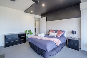 2 bedrooms, iron/ironing board, free WiFi, bed sheets - Grand, Bright, Modern Home (Surfers Paradise)