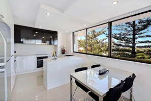 In-room dining - Grand, Bright, Modern Home (Surfers Paradise)