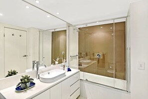Appartement, 1 slaapkamer, niet-roken | Badkamer | Een bad/douchecombinatie, een diep bad, een haardroger, handdoeken