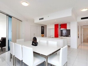 Apartment, 3 Bedrooms, Non Smoking | In-room dining