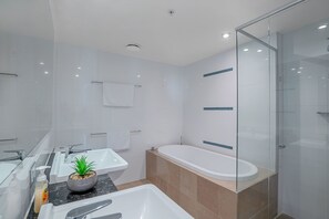 Apartment, 2 Bedrooms, Non Smoking | Bathroom | Separate bathtub and shower, deep-soaking bathtub, hair dryer, towels - Luxury Mantra Resort, 2BR 2Bath Apt (Broadbeach)