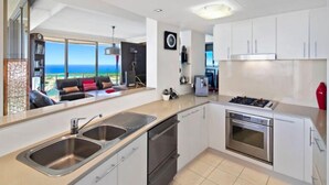 Apartment, 3 Bedrooms, Non Smoking | Private kitchen