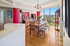 Apartment, 3 Bedrooms, Non Smoking | In-room dining