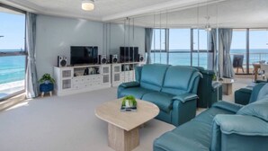Leilighet, 2 soverom, ikke-røyk | Oppholdsområde | Plasma-TV