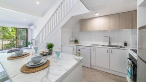 Apartment, 2 Bedrooms, Non Smoking | In-room dining - Modern Coastal Home (Surfers Paradise)