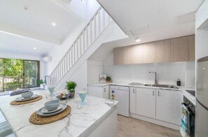 Apartment, 2 Bedrooms, Non Smoking | In-room dining