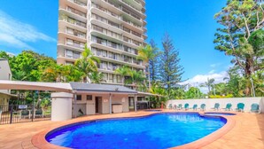 Outdoor pool - Modern Coastal Home (Surfers Paradise)