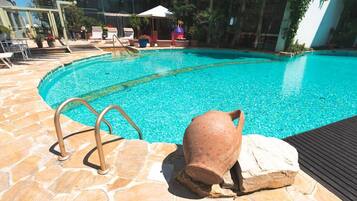 Una piscina al aire libre de temporada