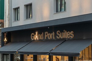 Ein Hotelschild mit der Neonbeleuchtung des Namens "Grand Port Suites".