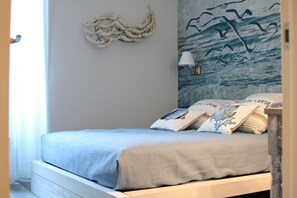 Habitación Deluxe | Minibar con artículos gratuitos, caja fuerte, decoración individual