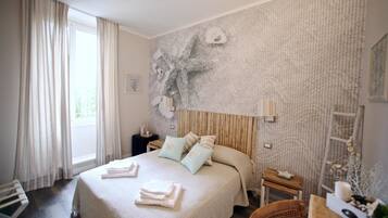 Camera Deluxe con letto matrimoniale o 2 letti singoli | Minibar con snack e bevande gratuite, una cassaforte in camera