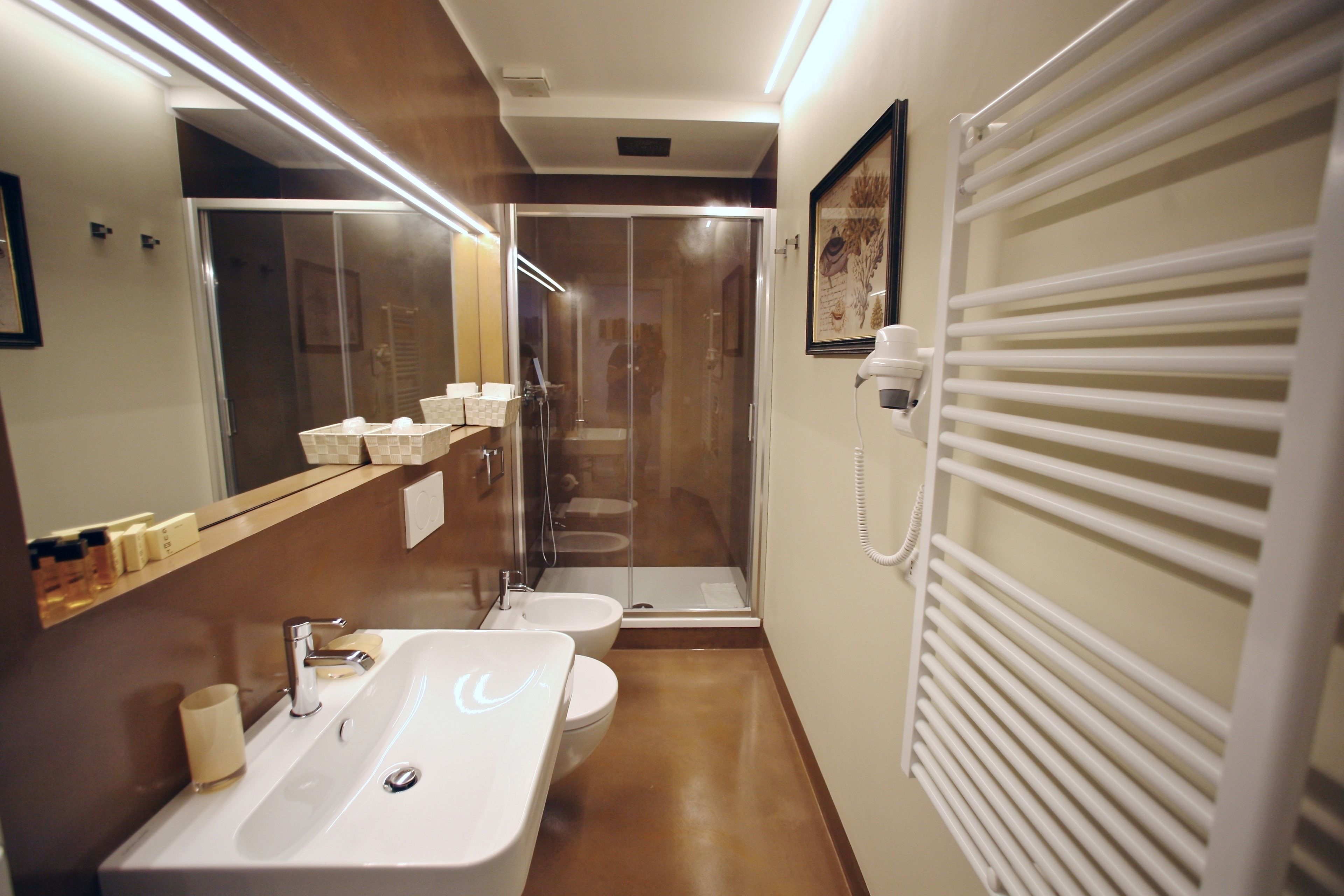Habitación Deluxe con 1 cama doble o 2 individuales, balcón | Baño | Ducha, artículos de higiene personal gratuitos y secador de pelo