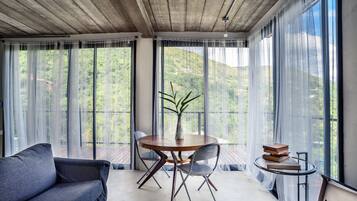 Quarto superluxo, vista para o oceano, ao lado da montanha | Camas extras