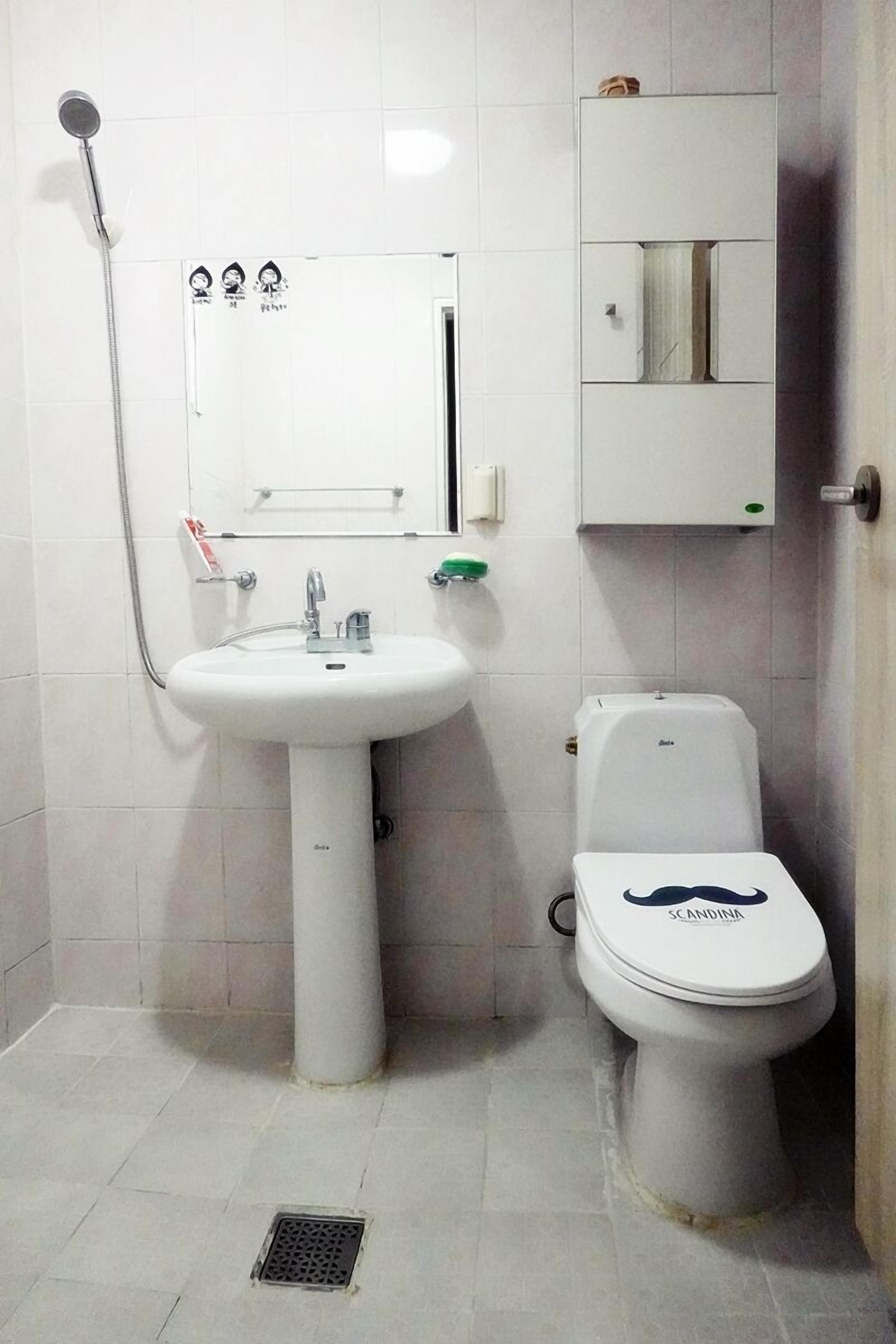 Dusj, hårføner, håndklær og sjampo