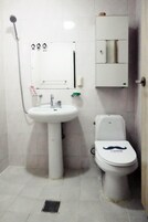 Dusche, Haartrockner, Handtücher, Shampoo