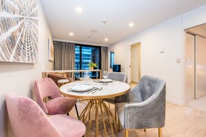 In-room dining - JHT - 2 BRM Apartment, Stylish, Opposite to SkyTower (Auckland)