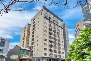 Exterior - JHT - 1 BRM Apartment, Carpark, Next to University (Auckland)