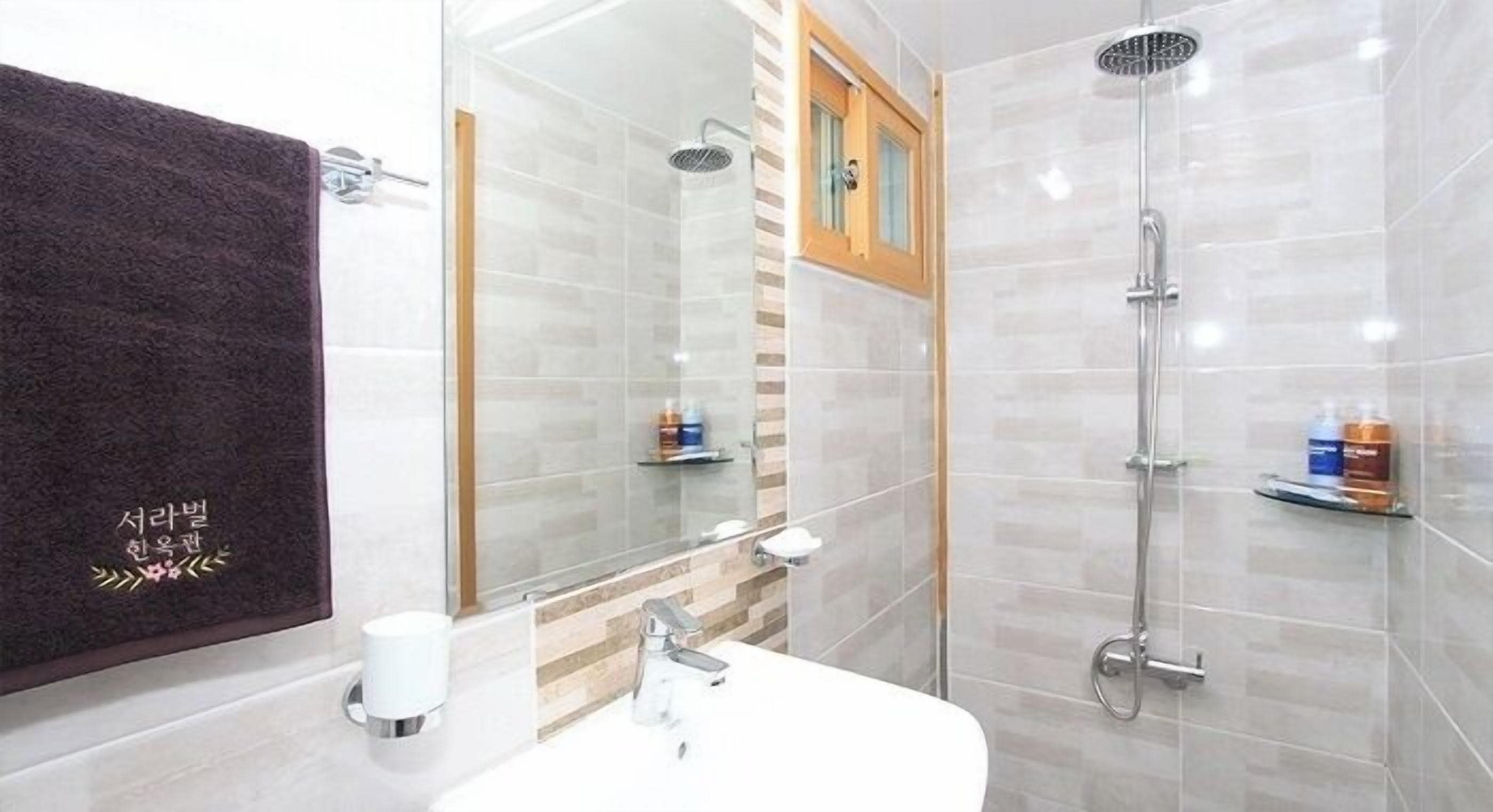 Shower, rainfall showerhead, free toiletries, hair dryer