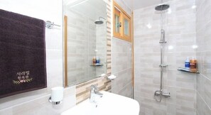 Shower, rainfall showerhead, free toiletries, hair dryer - Gyeongju Seorabeol Hanok (Gyeongju)