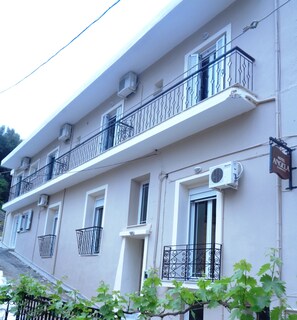 Un edificio con varios balcones y unidades de aire acondicionado, con un cartel que indica que se trata del hotel "Hotel Angela".