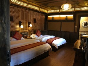 Deluxe Family Room, Balcony | Desk, blackout drapes, free WiFi - Pingan Hotel (Guilin)